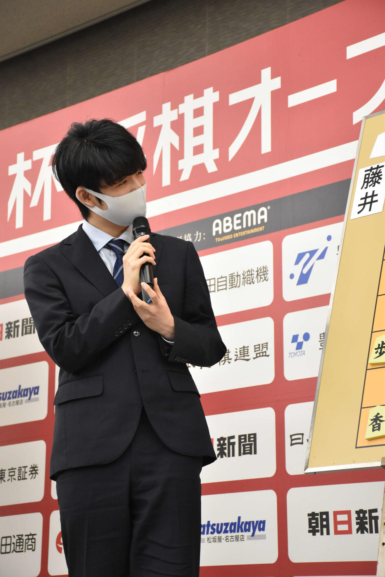 第14期朝日杯オープン戦の本戦トーナメント1回戦に勝利し、大盤解説会に登場した藤井聡太2冠（日本将棋連盟提供）