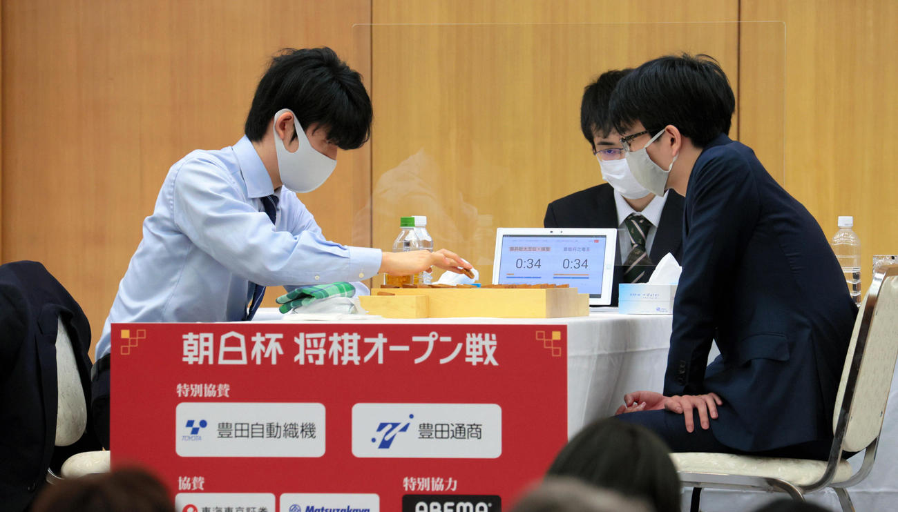 本戦2回戦で対局する藤井聡太二冠（左）と豊島将之竜王（代表撮影）