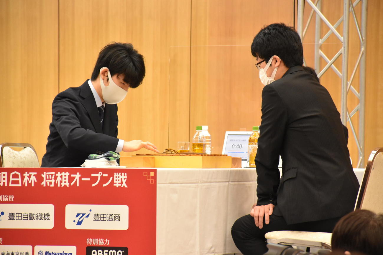 第14期朝日杯オープン戦の本戦トーナメント1回戦に臨んだ藤井聡太2冠（左）、大石直嗣七段（日本将棋連盟提供）