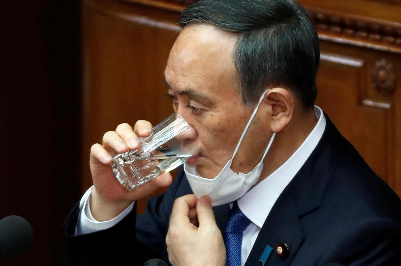 施政方針演説に臨み水を飲む菅首相（ロイター）