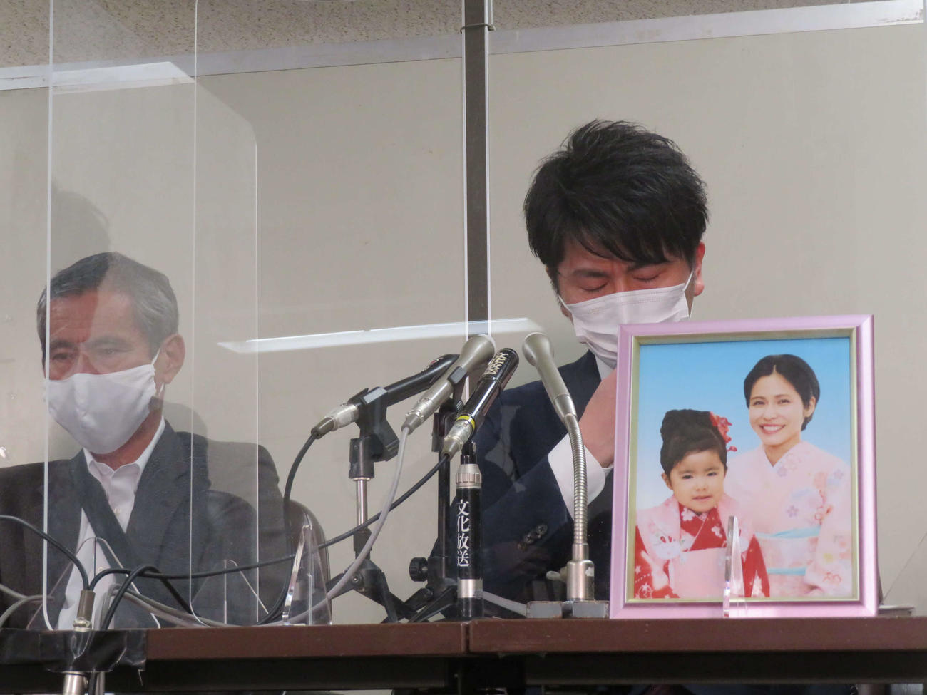 公判後の拝見で涙する松永拓也さん（右）と義父の上原義教さん（撮影・村上幸将）