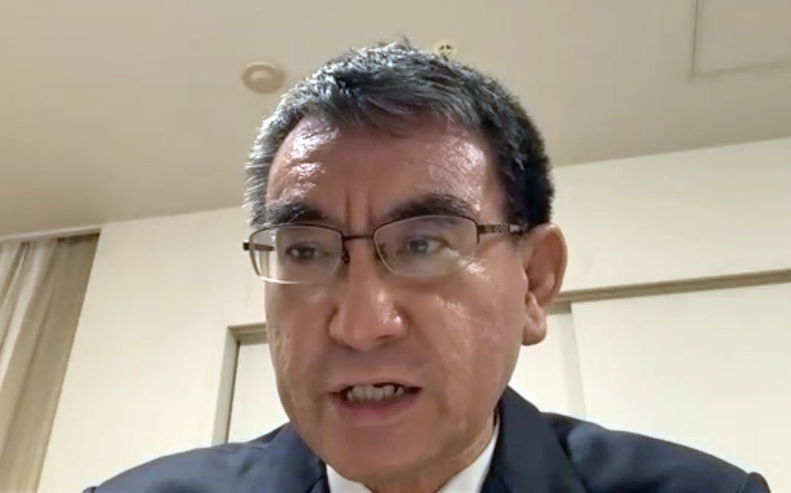 オンラインで記者会見する河野行革相（共同）