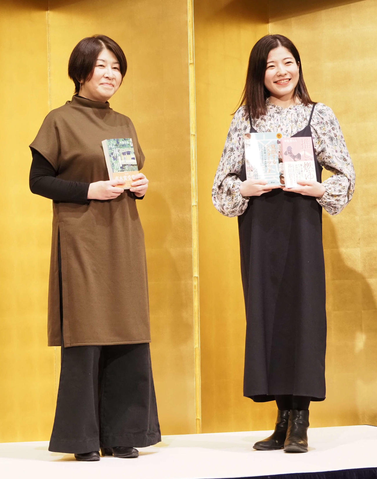 第164回直木賞を受賞した西條奈加氏（左）と芥川賞を受賞した宇佐見りん氏