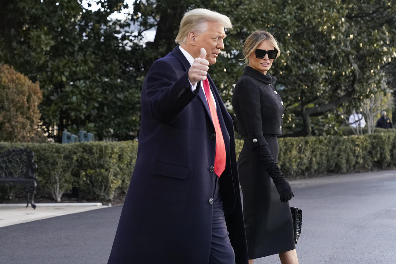 トランプ氏（左）とメラニア夫人（AP）