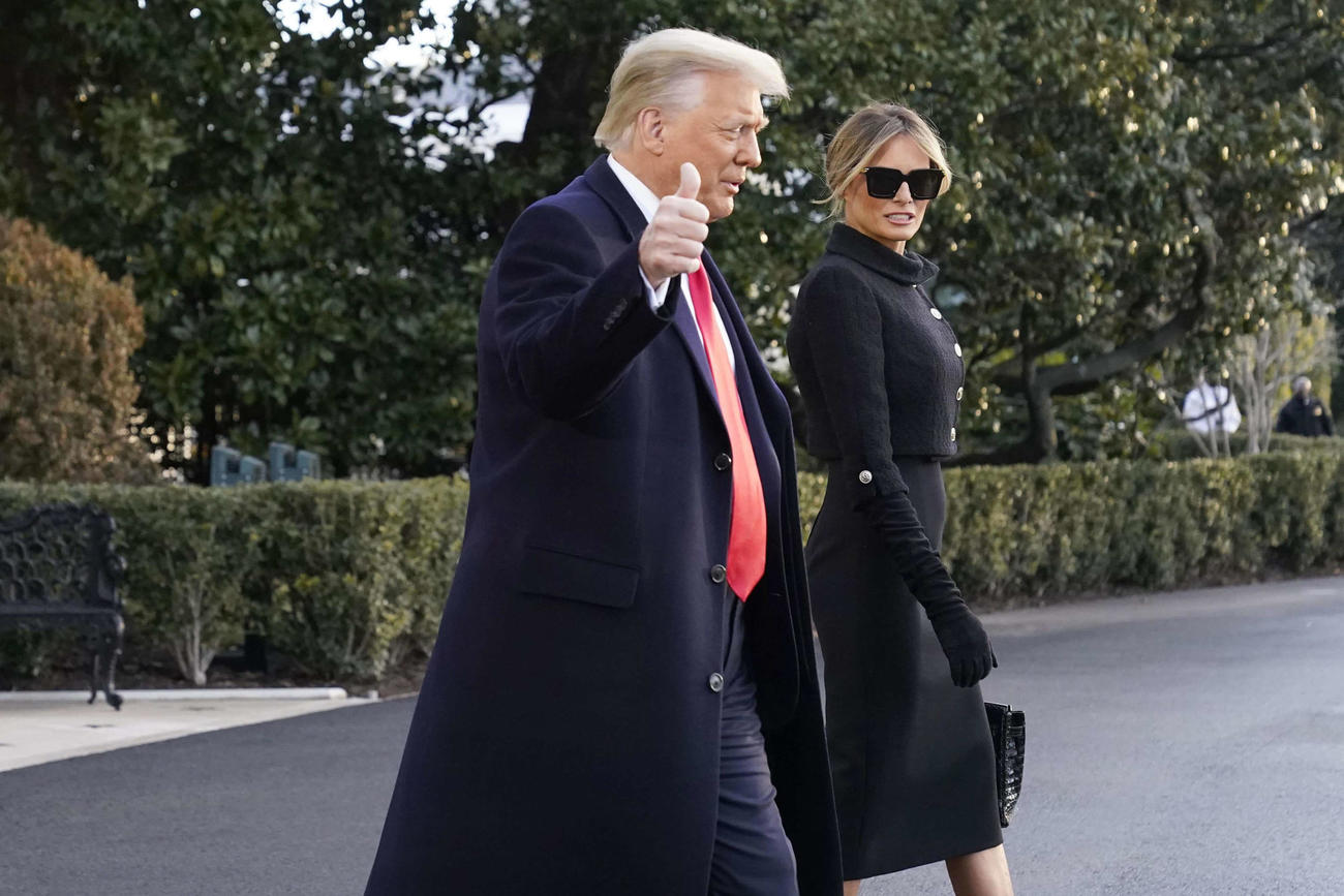米ワシントンのホワイトハウスを出るトランプ大統領夫妻（AP＝共同）