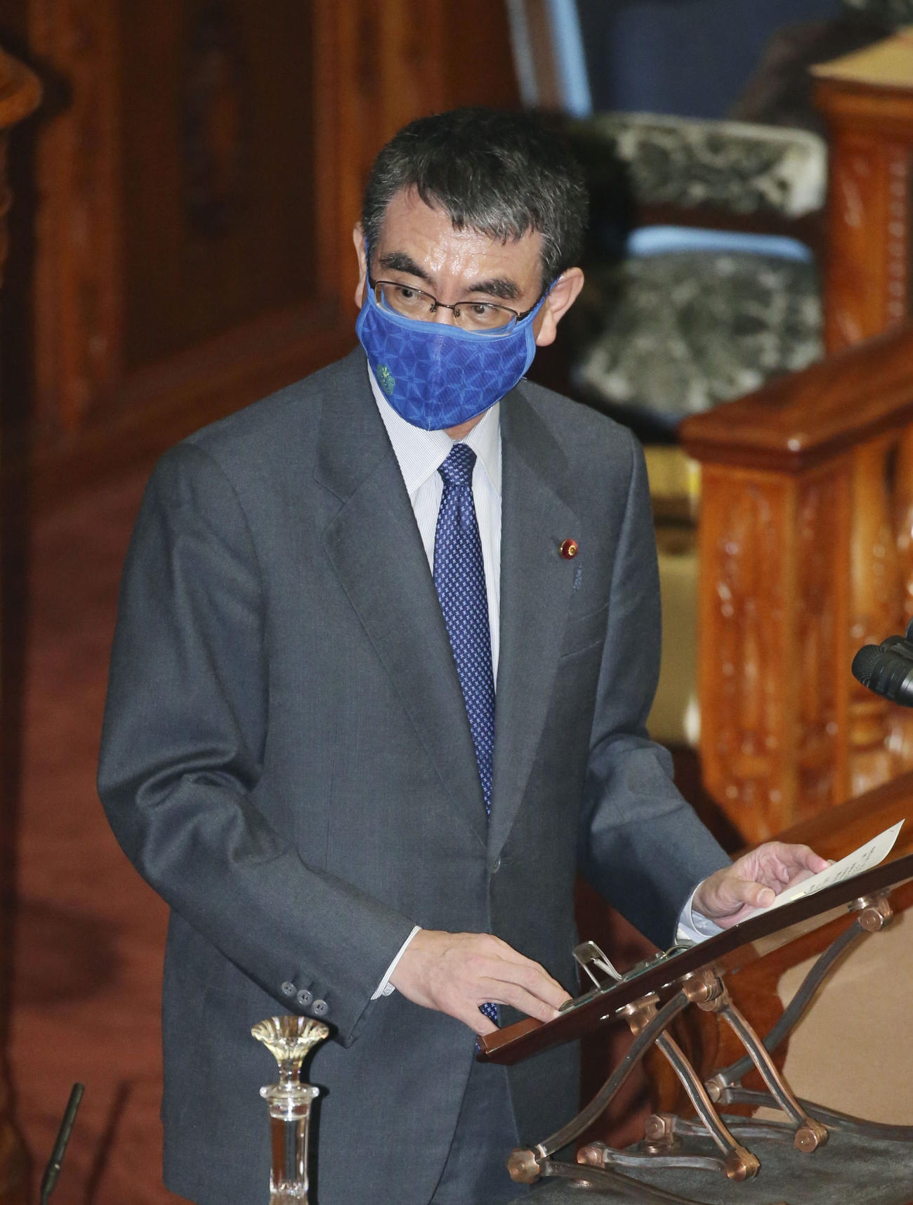 参院本会議で答弁する河野行革相（共同）