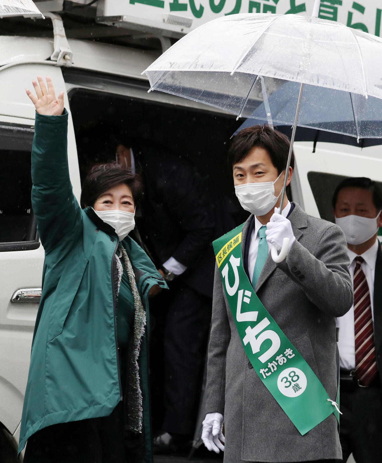 都民ファーストの会推薦の樋口氏（右）をサプライズで激励する小池都知事（撮影・狩俣裕三）
