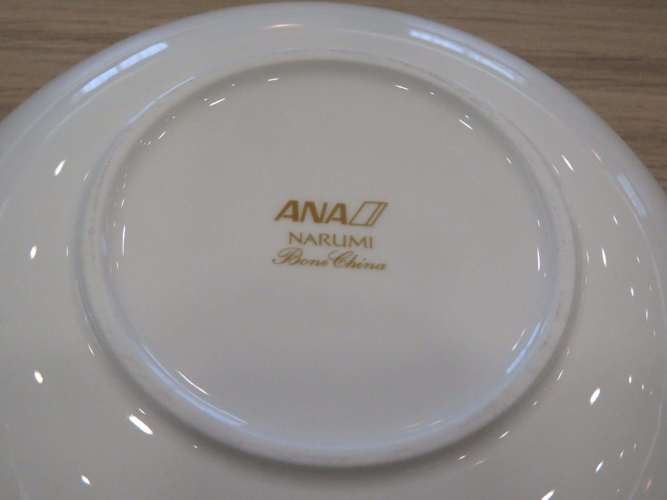 通信販売されているANA機内のビジネス及びファーストクラスの皿の裏はANAのロゴが入っている（撮影・近藤由美子）