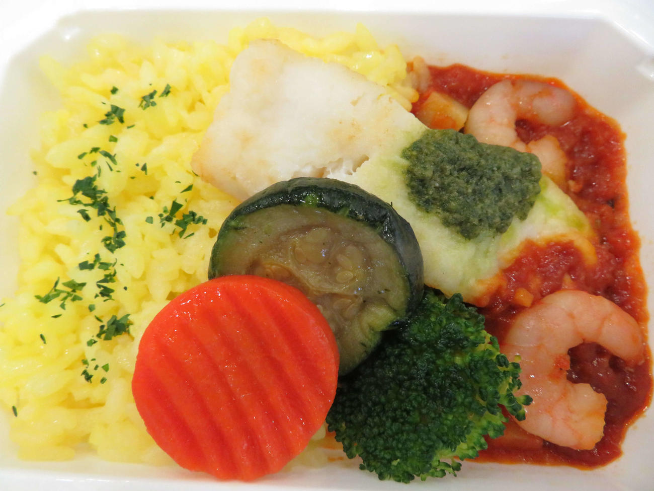 26日から通信販売されるANA国際線エコノミークラス機内食メインディッシュ洋食詰め合わせに含まれる「シーフードのトマト煮　バジル風味」（撮影・近藤由美子）