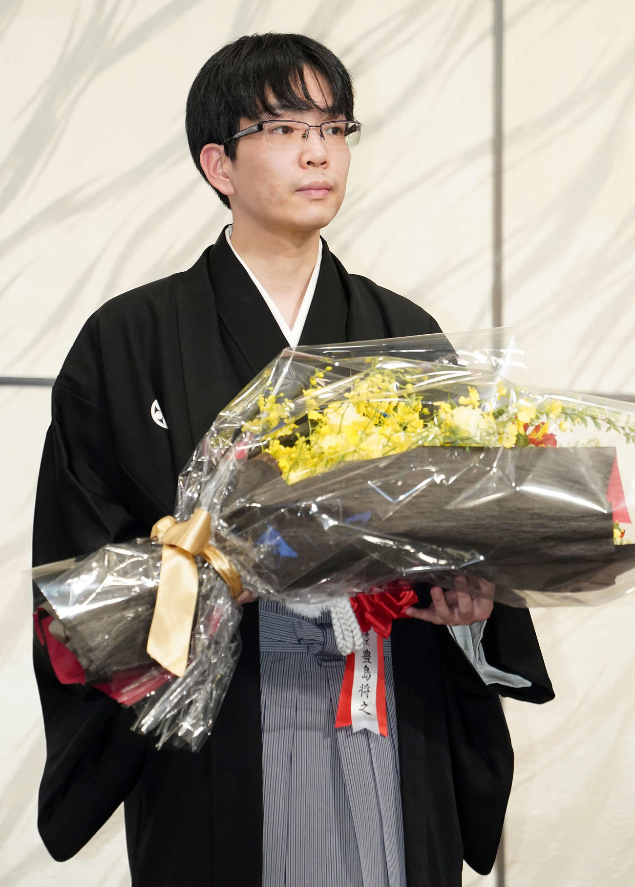 就位式で花束を手にする豊島将之竜王（撮影・江口和貴）