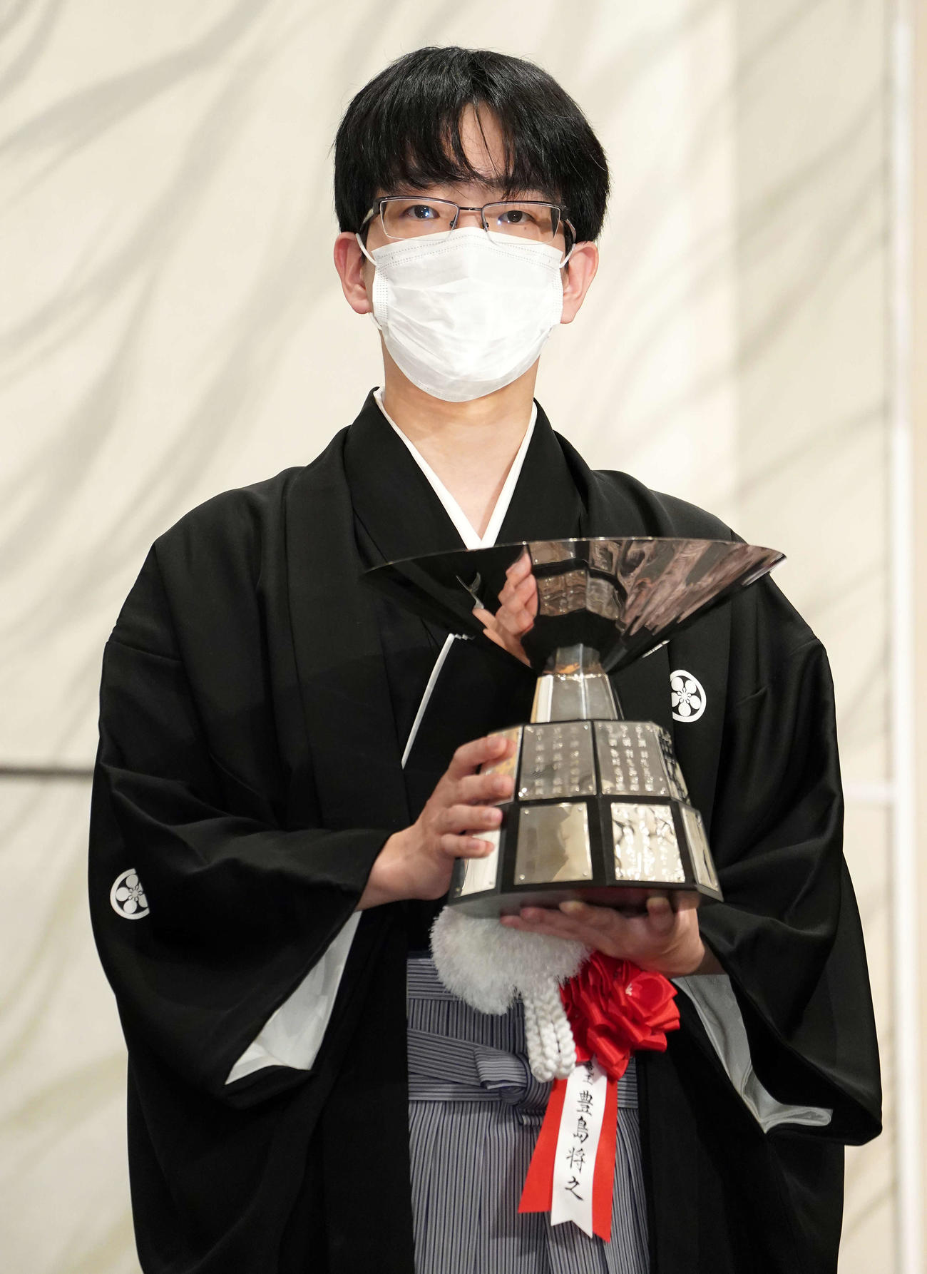 就位式で竜王杯を手にする豊島将之竜王（撮影・江口和貴）