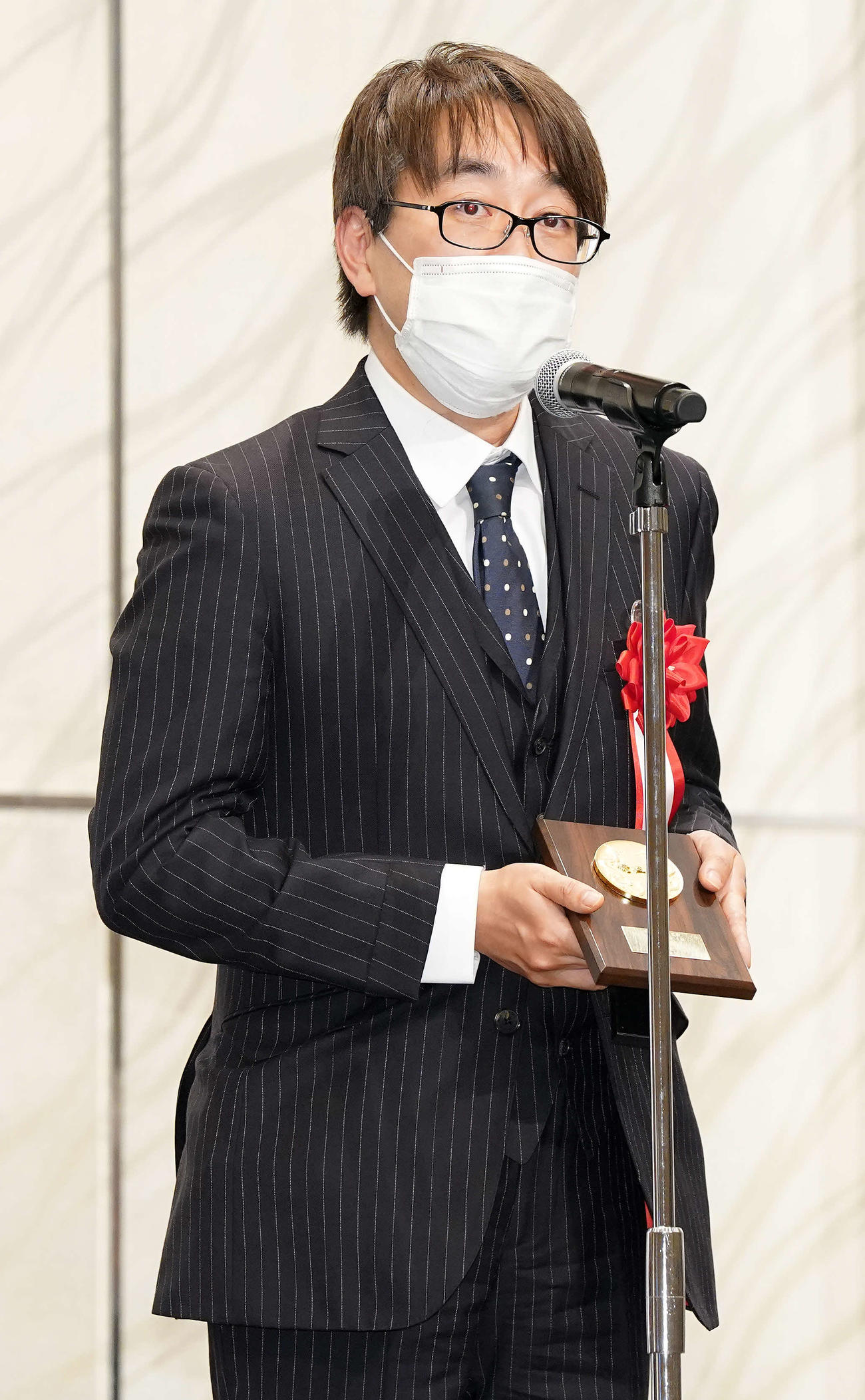 竜王就位式で表彰され、あいさつする1組優勝の羽生善治九段（撮影・江口和貴）