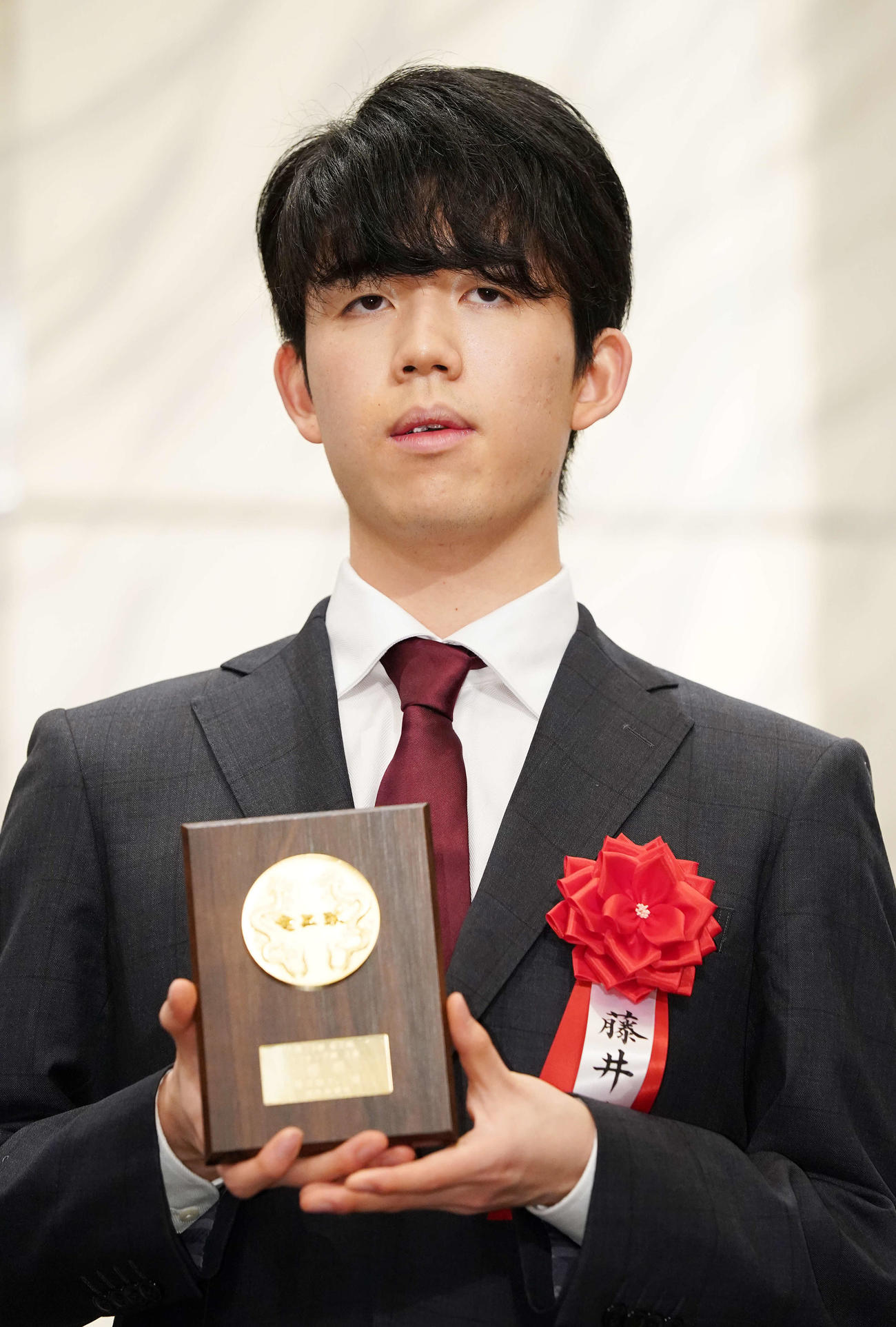 竜王就位式で表彰される3組優勝の藤井聡太二冠（撮影・江口和貴）