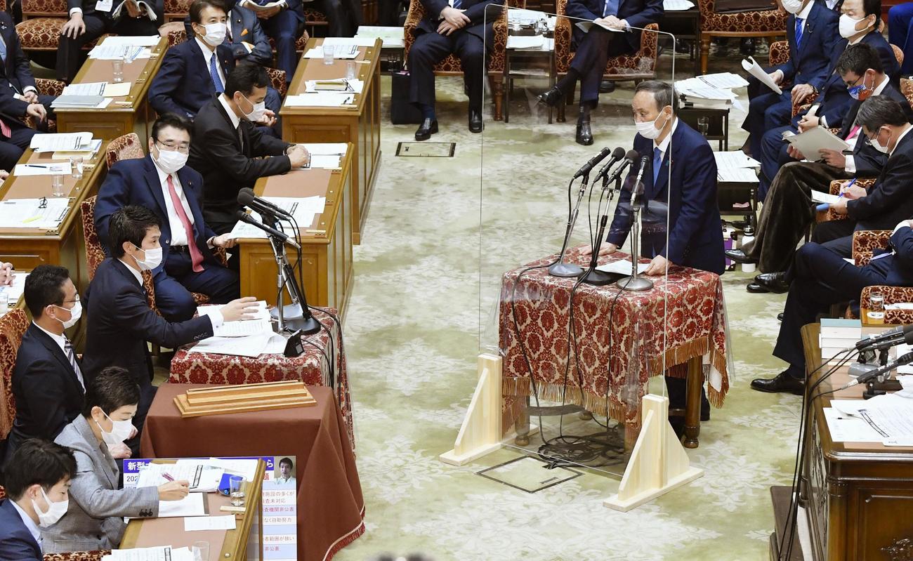 衆院予算委で、立憲民主党の小川淳也氏（左手前から4人目）の質問に答える菅首相（共同）