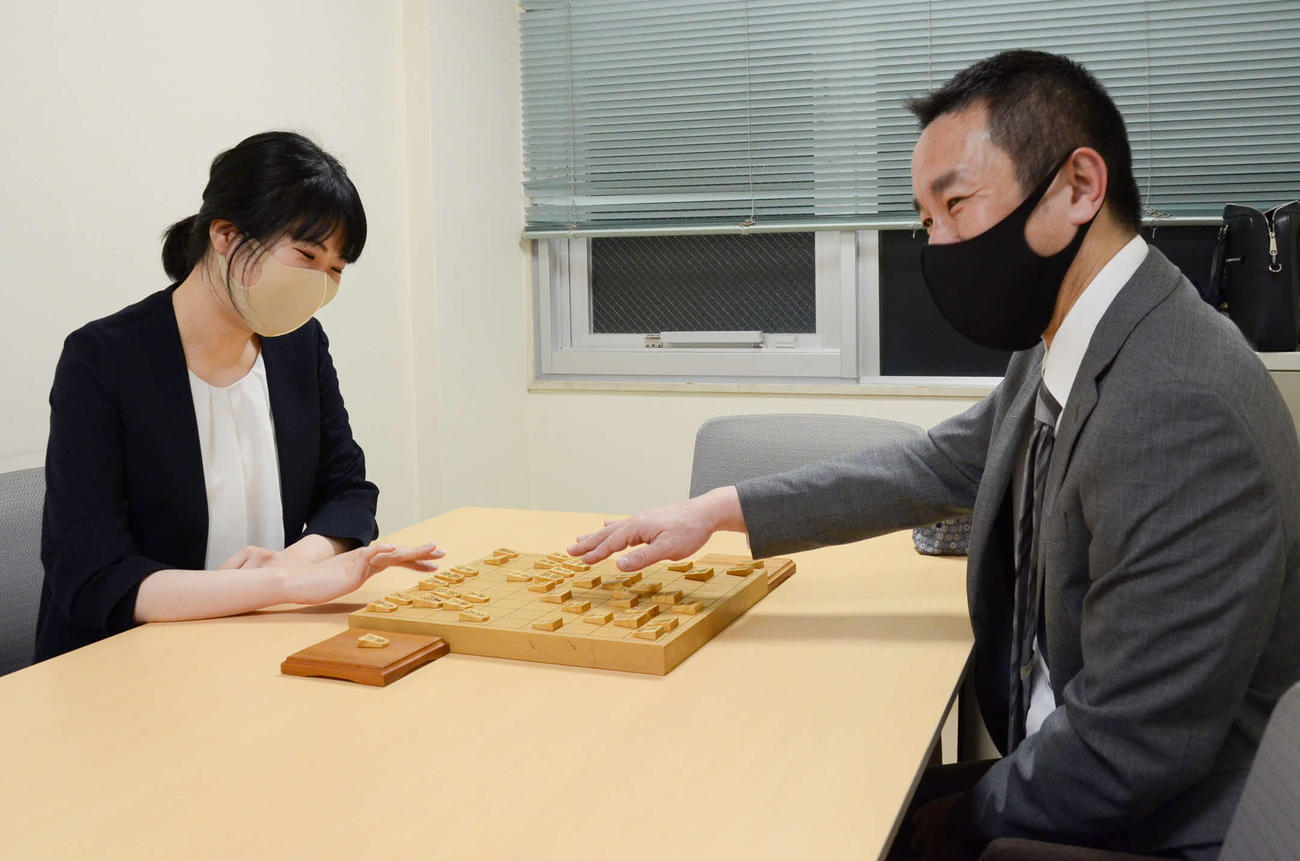 棋聖戦2次予選決勝で屋敷伸之九段（右）に敗れて女性初の本戦入りを逃した西山朋佳女流3冠（左）（日本将棋連盟提供）