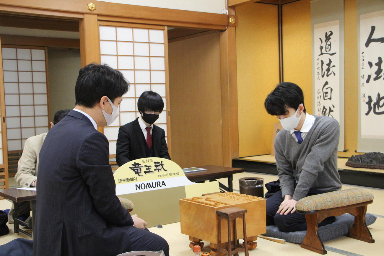 第34期竜王戦2組ランキング戦1回戦に臨んだ藤井聡太2冠（右）、阿久津主税八段（日本将棋連盟提供）