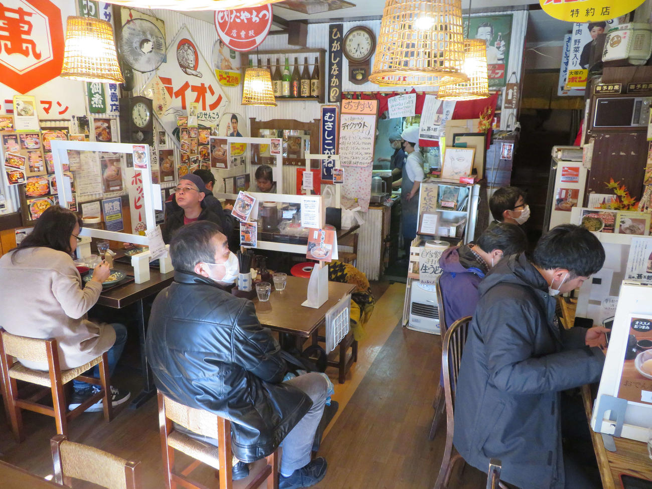 黙食と書かれたポスターが張られた「国分寺甚五郎」の店内で訪れた客が静かに食事を楽しんでいる様子（撮影・沢田直人）