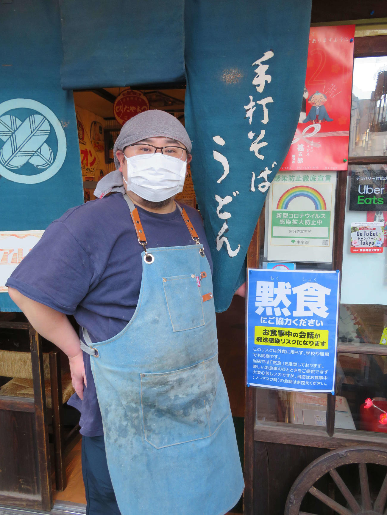 「黙食」のポスターを張り静かな食事を呼び掛けている「国分寺甚五郎」の幸山貴店長（撮影・沢田直人）