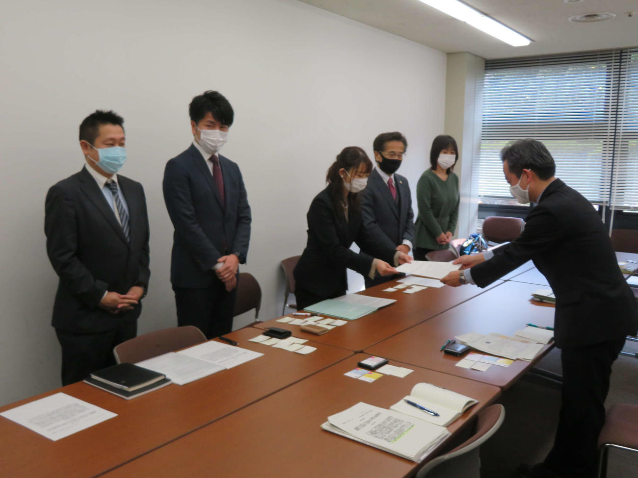 厚労省に被害者休暇制度を義務化するよう要望書を提出した、関東交通犯罪遺族の会の松永拓也さん（左から2人目）と小沢樹里代表（同3人目）ら（撮影・村上幸将）