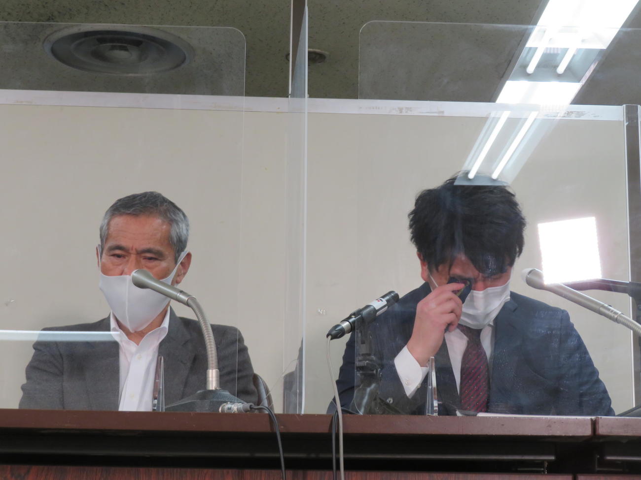 公判後の会見で涙する上原義教さん（左）と松永拓也さん（撮影・村上幸将）