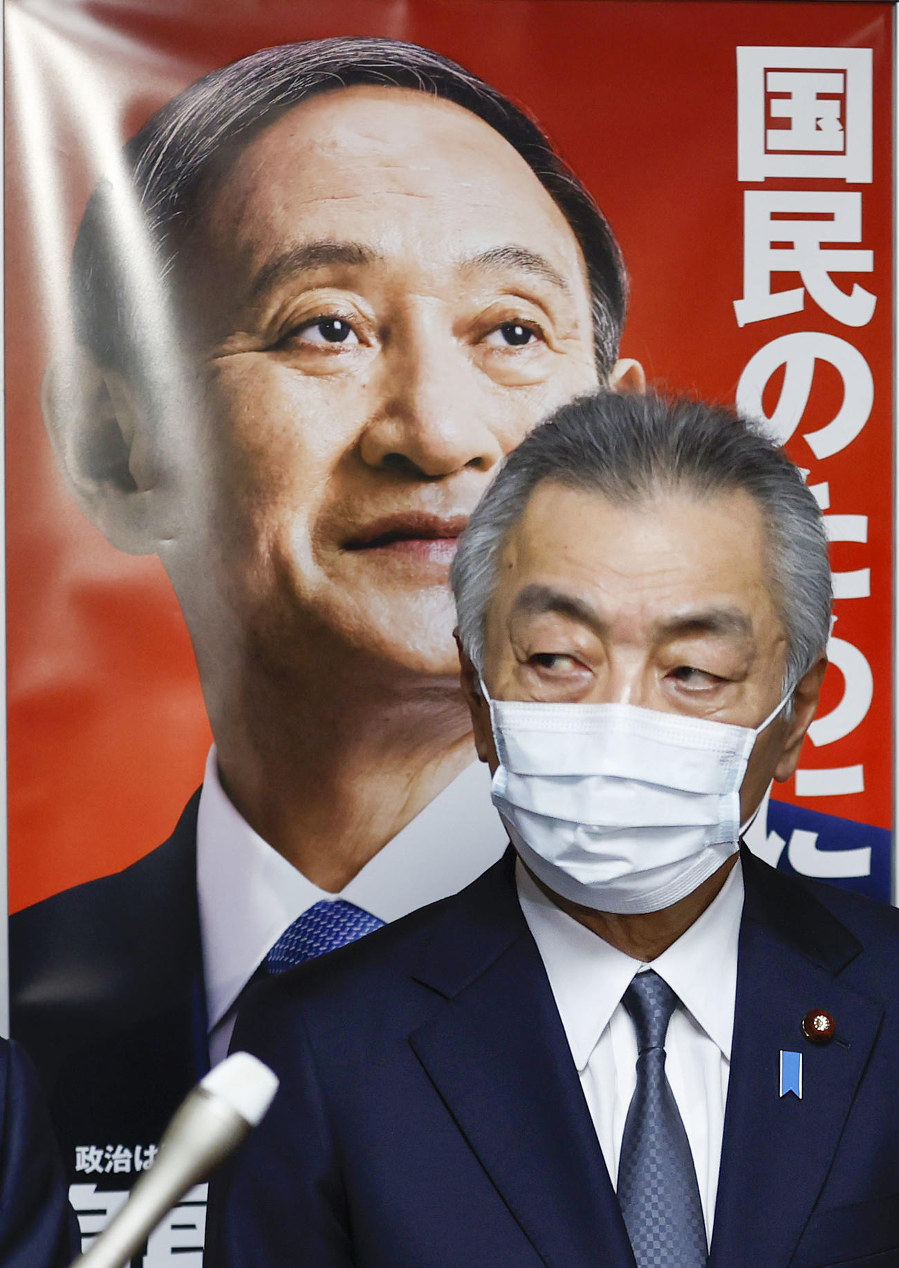離党届を提出し、報道陣の取材に応じる自民党の松本純衆院議員（共同）