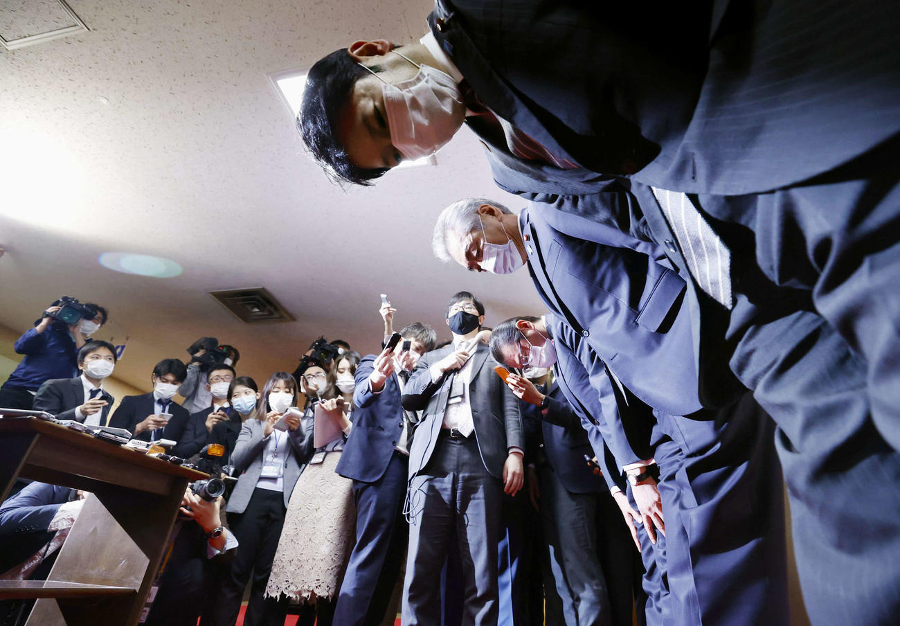 離党届を提出し、報道陣の前で頭を下げる自民党の、手前から田野瀬太道、松本純、大塚高司衆院議員＝1日午後、東京・永田町の党本部（共同）