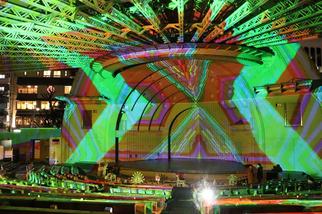 長谷川章氏と東京・上野の商店街がコラボした「デジタル掛け軸」の上映イベント「PEACE OF LIGHT」（撮影・沢田直人）