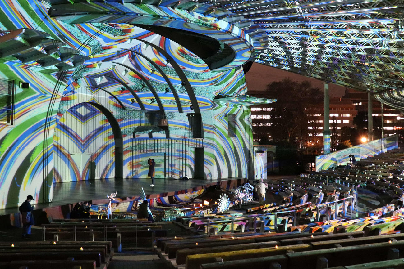 長谷川章氏と東京・上野の商店街がコラボした「デジタル掛け軸」の上映イベント「PEACE OF LIGHT」（撮影・沢田直人）