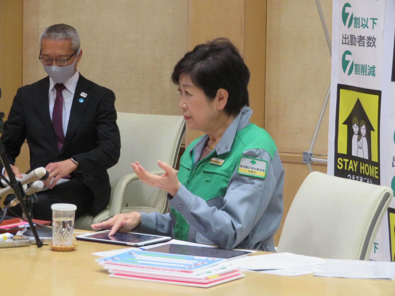 1都3県の知事でテレビ会議を行う小池百合子都知事（撮影・沢田直人）