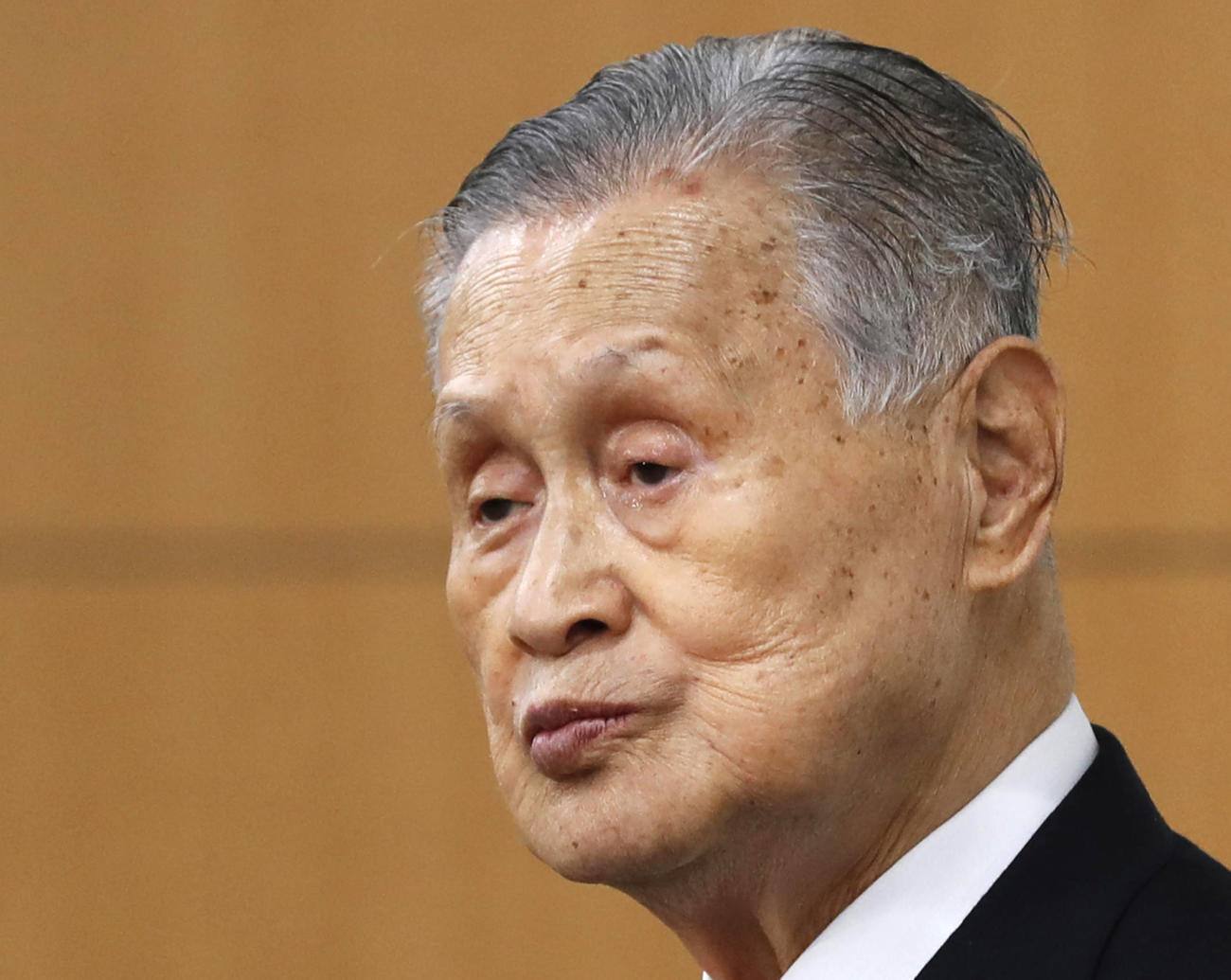 4日、会見を行った森会長（AP）