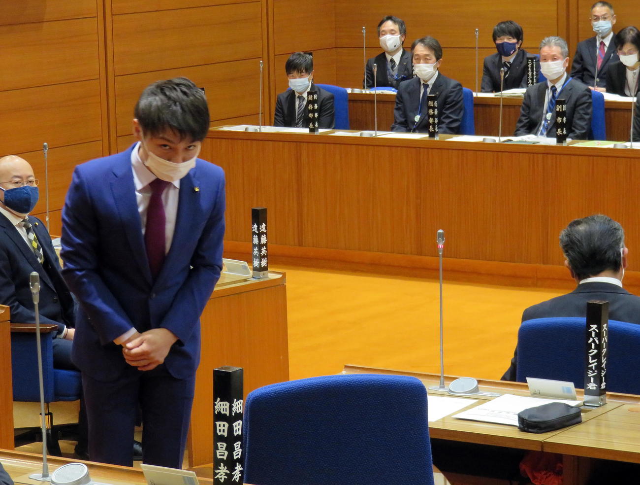 本会議であいさつするスーパークレイジー君議員（撮影・鎌田直秀）