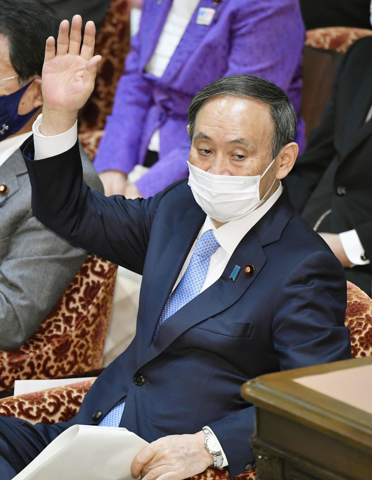 衆院予算委で答弁のために挙手する菅首相（共同）