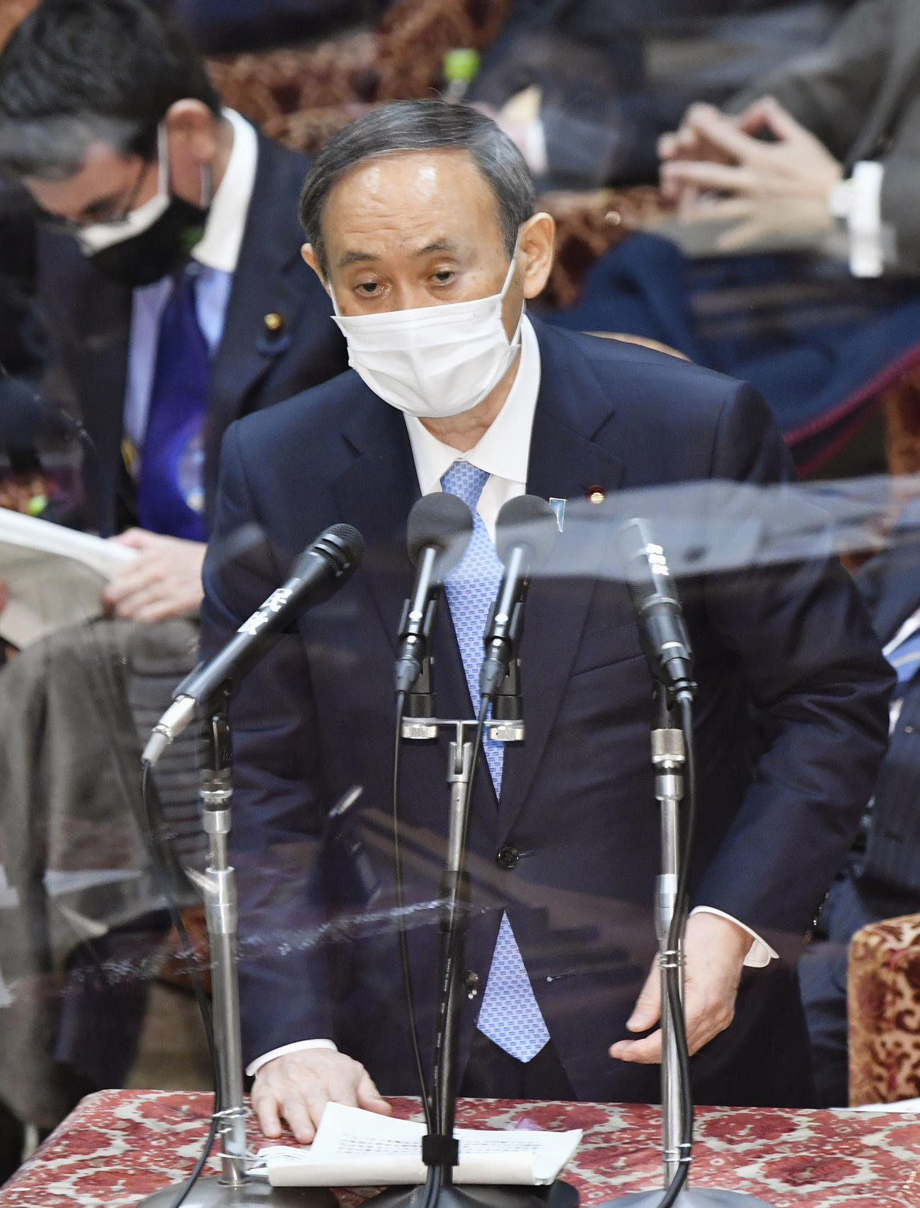 衆院予算委で答弁する菅首相（共同）