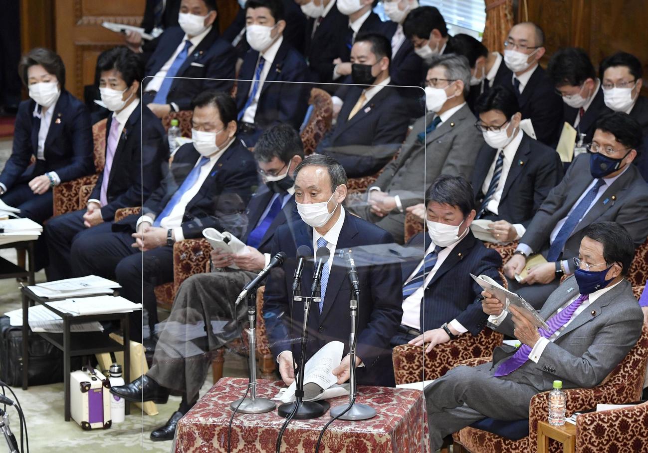 衆院予算委で答弁する菅首相（共同）