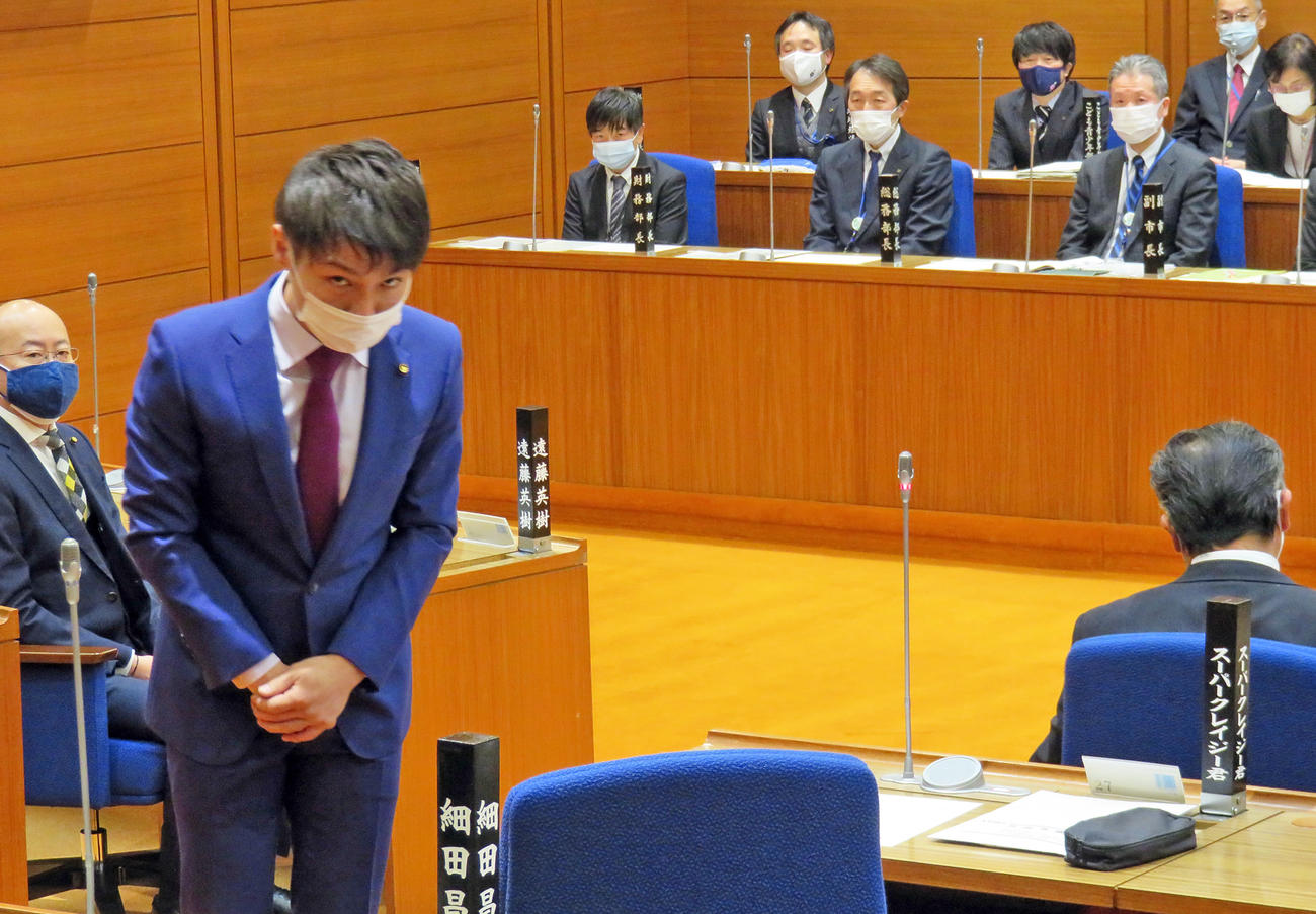本会議であいさつするスーパークレイジー君議員（撮影・鎌田直秀）