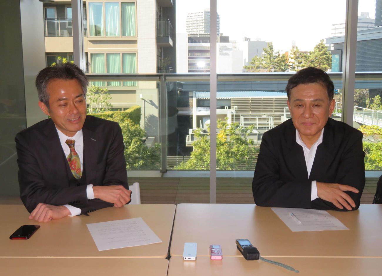 都内で対談した相澤冬樹氏（左）と鎌田靖氏（撮影・村上幸将）