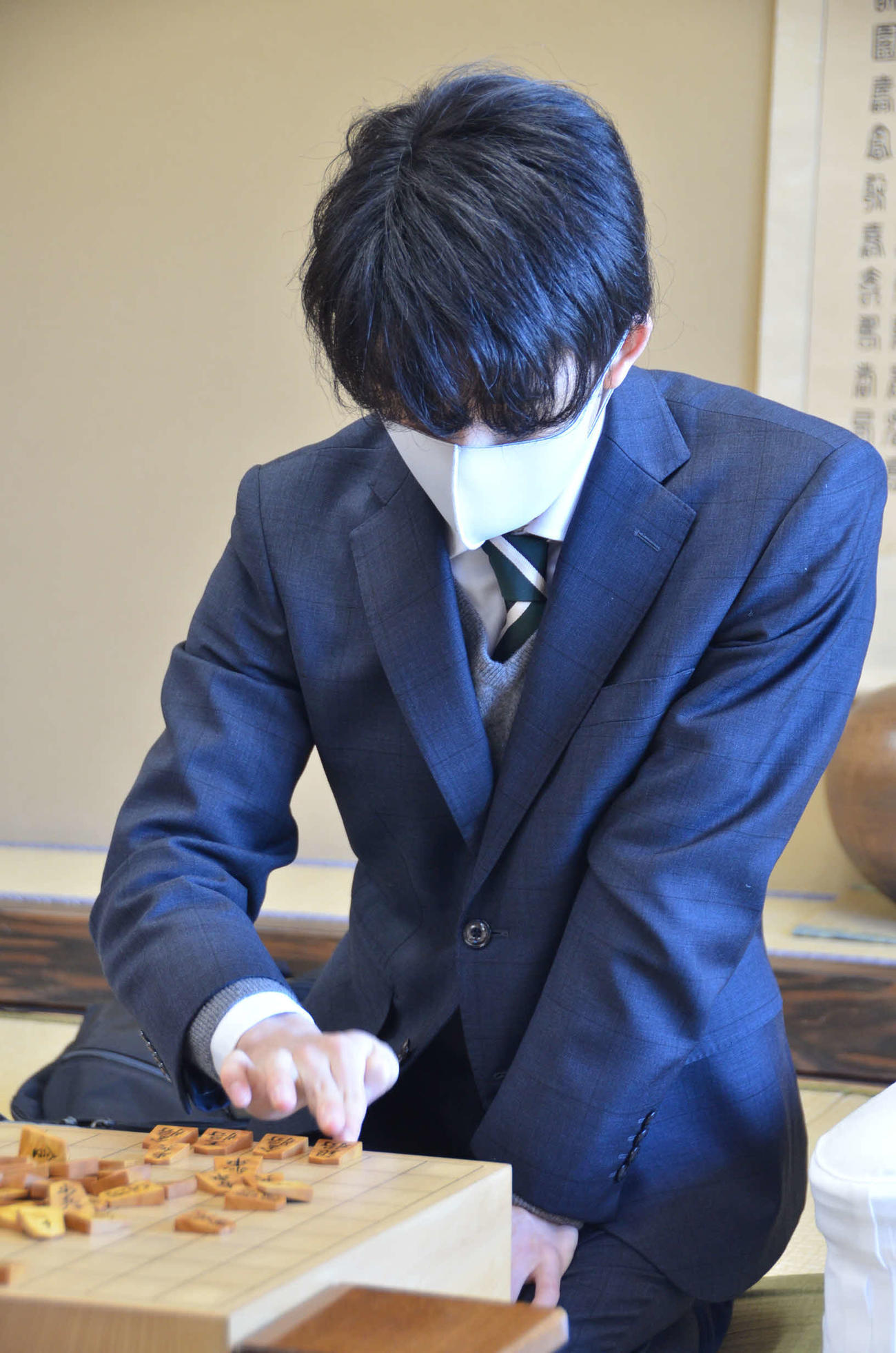 第79期順位戦B級2組の窪田義行七段戦に臨む藤井聡太2冠（日本将棋連盟提供）