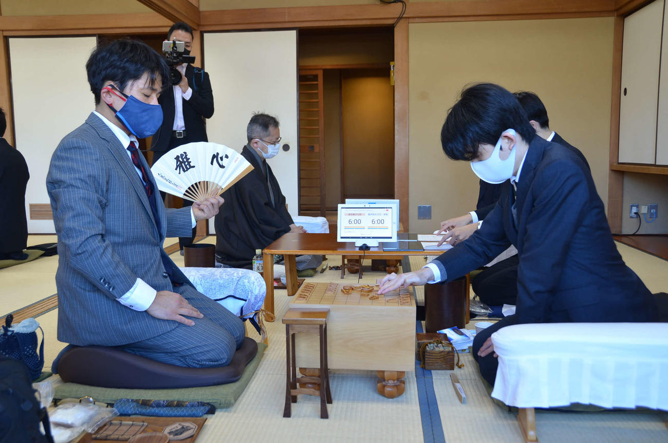 第79期順位戦B級2組の窪田義行七段（左）戦に臨む藤井聡太2冠（右、日本将棋連盟提供）
