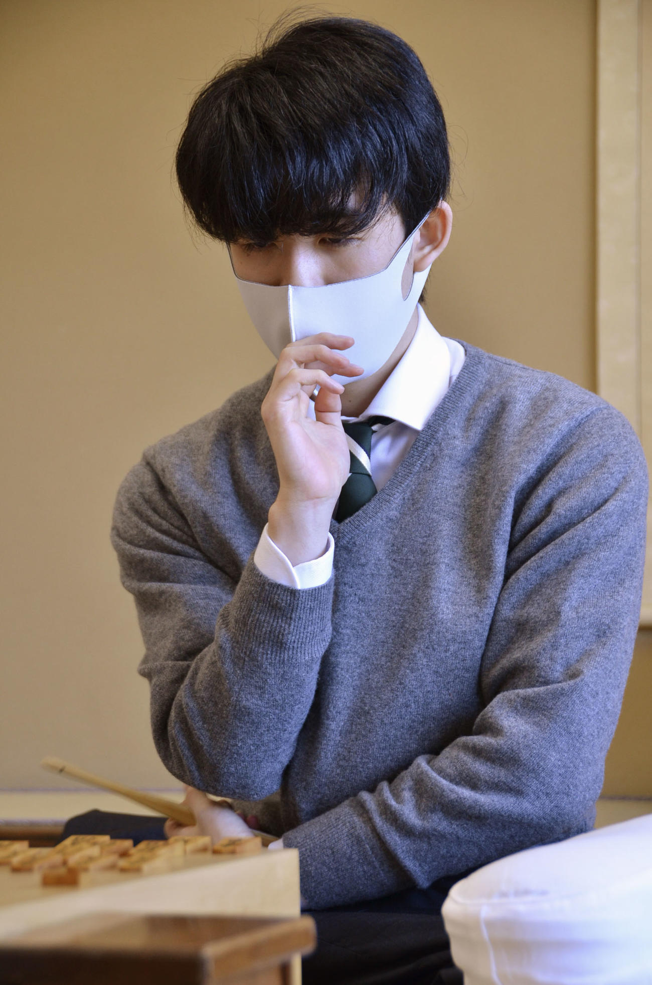 第79期名人戦順位戦B級2組で、局面を考える藤井聡太2冠（共同）