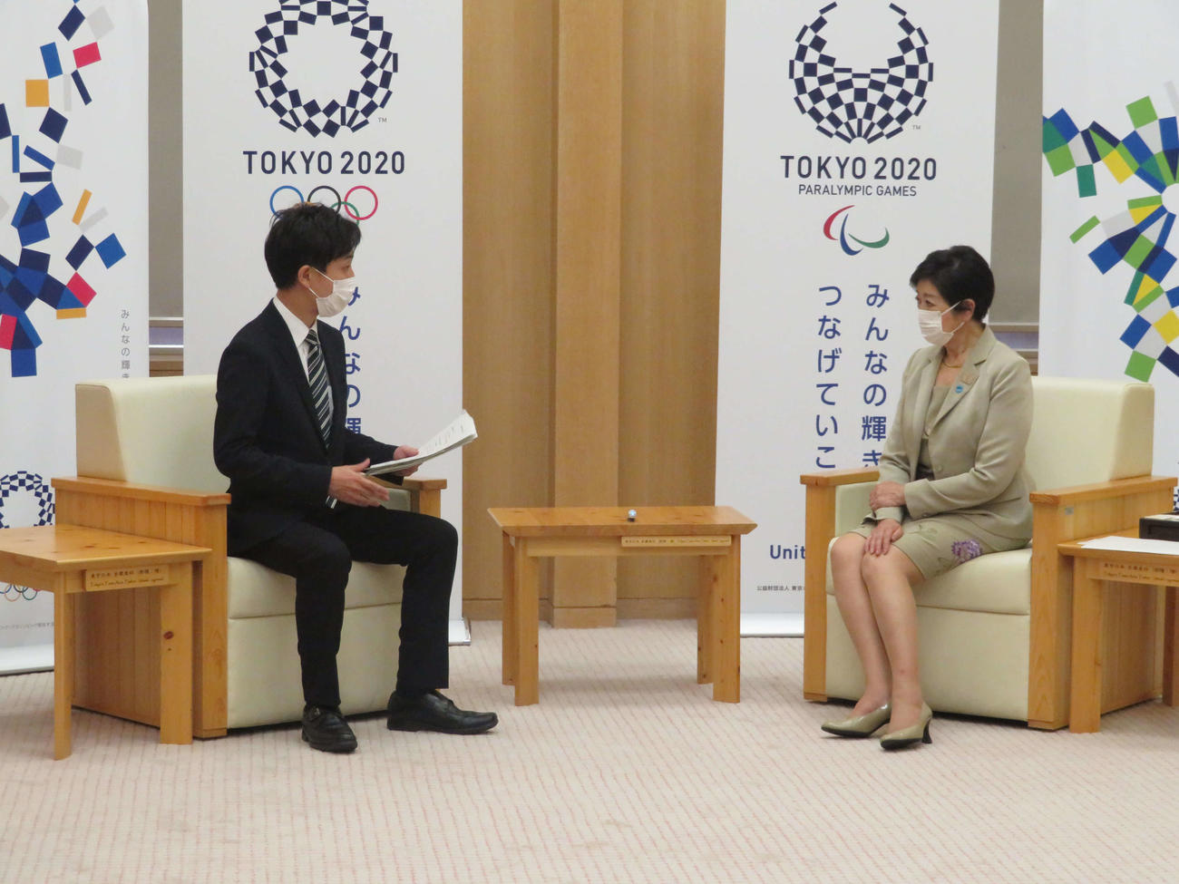 千代田区区長の樋口高顕氏（左）と対談する小池百合子都知事（撮影・沢田直人）