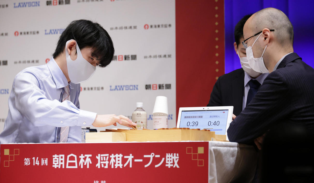 朝日杯準決勝で渡辺明名人（右）と対戦する藤井聡太2冠（撮影・中島郁夫）