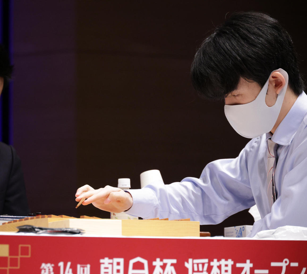 朝日杯決勝戦で三浦弘行九段と対戦する藤井聡太2冠（撮影・中島郁夫）