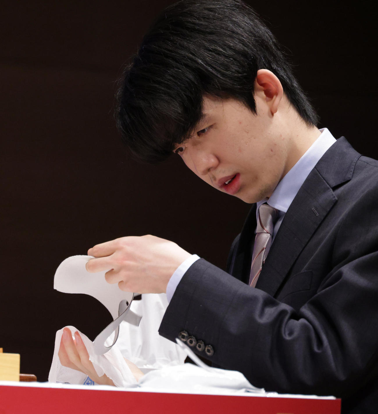 朝日杯決勝戦で三浦弘行九段との対局に際し顔を拭くためにマスクを外す藤井聡太2冠（撮影・中島郁夫）