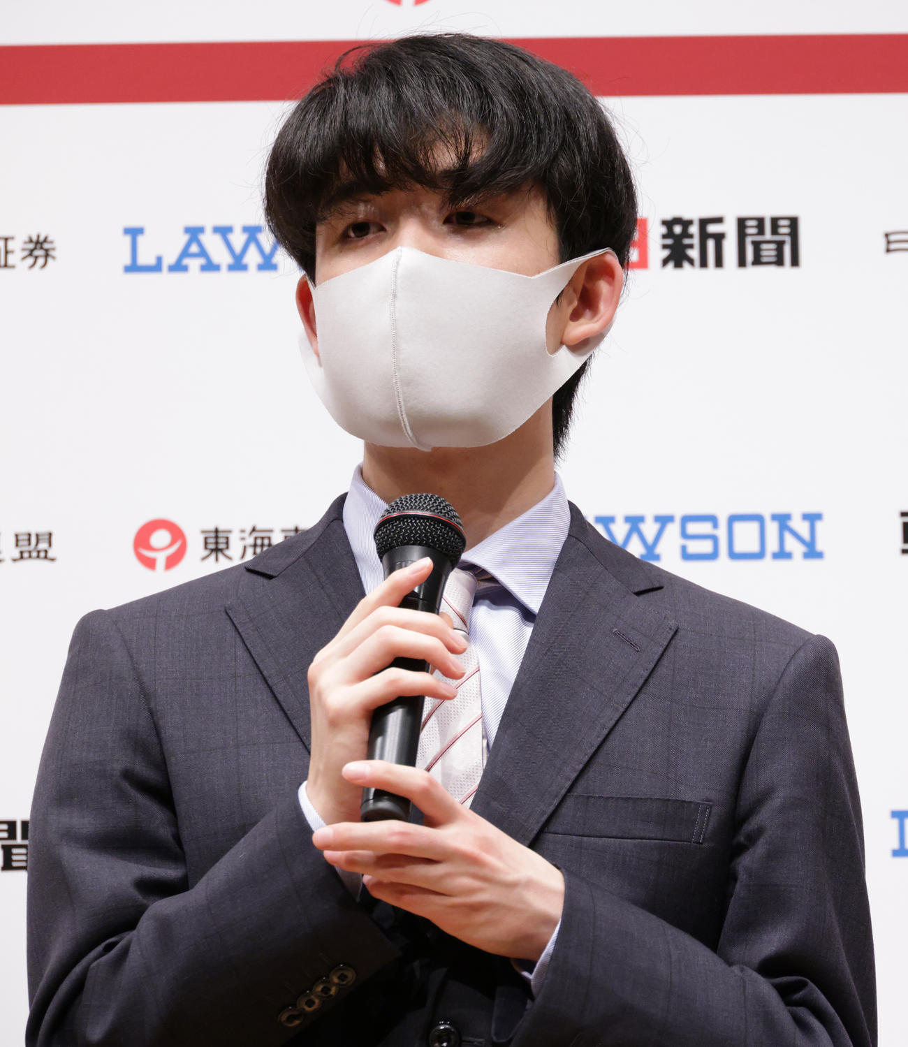 聖火ランナー辞退の理由に関し言葉を選んで答える藤井聡太2冠（撮影・中島郁夫）