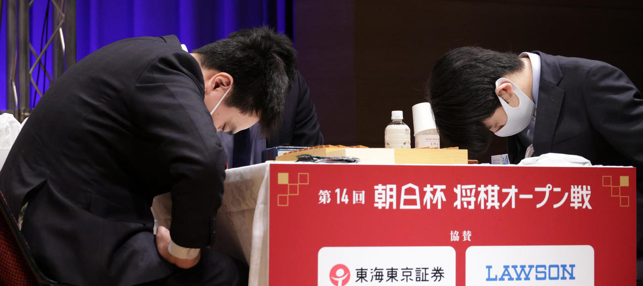 一礼して朝日杯決勝戦を開始する三浦弘行九段（左）と藤井聡太2冠（撮影・中島郁夫）