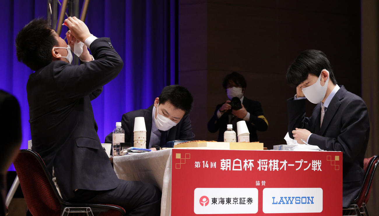 朝日杯決勝戦で藤井聡太2冠（右）との対局に際し目薬をさす三浦弘行九段（撮影・中島郁夫）