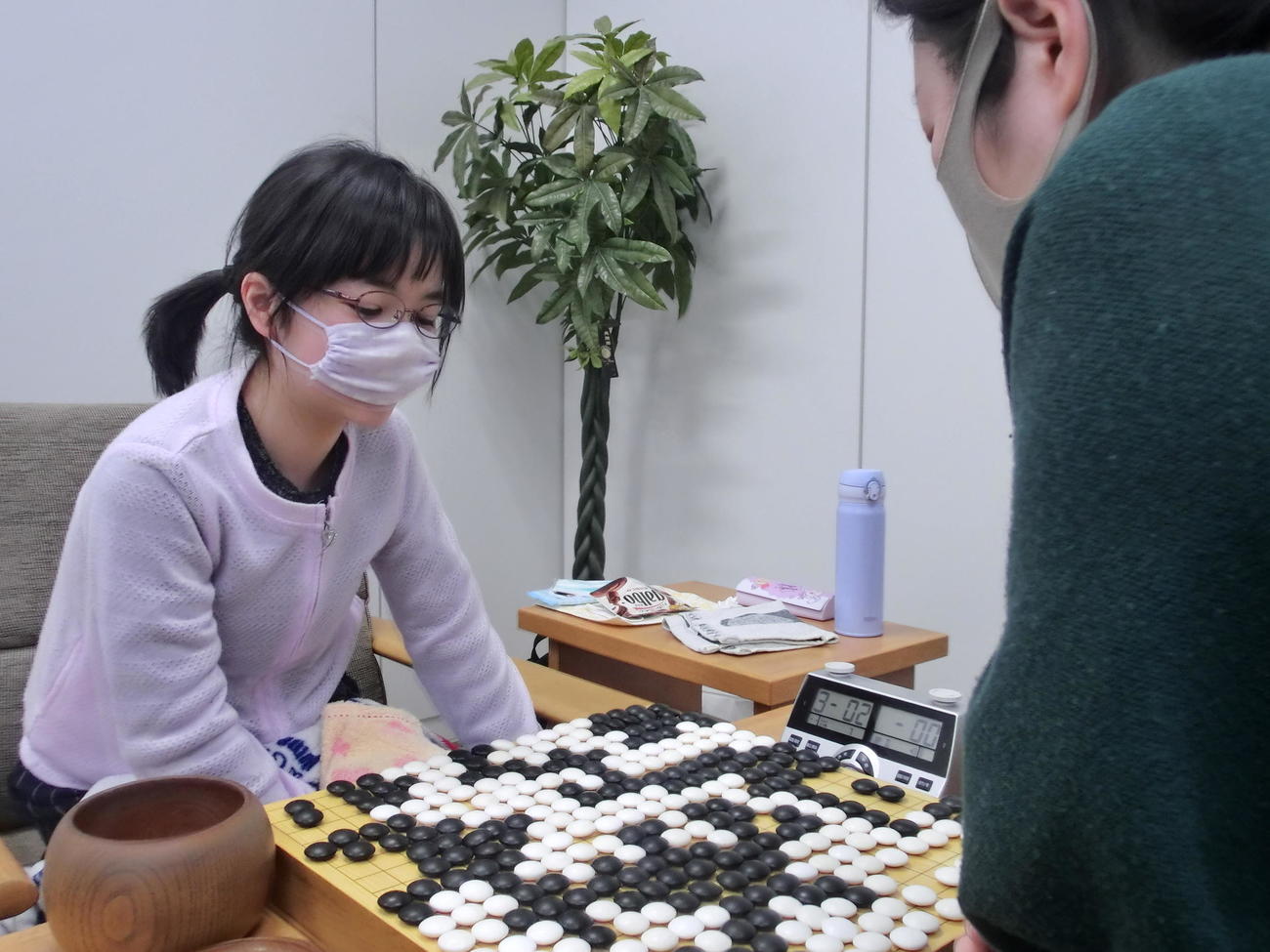 叔母の辰己茜三段（右）と公式戦初対局した仲邑菫初段