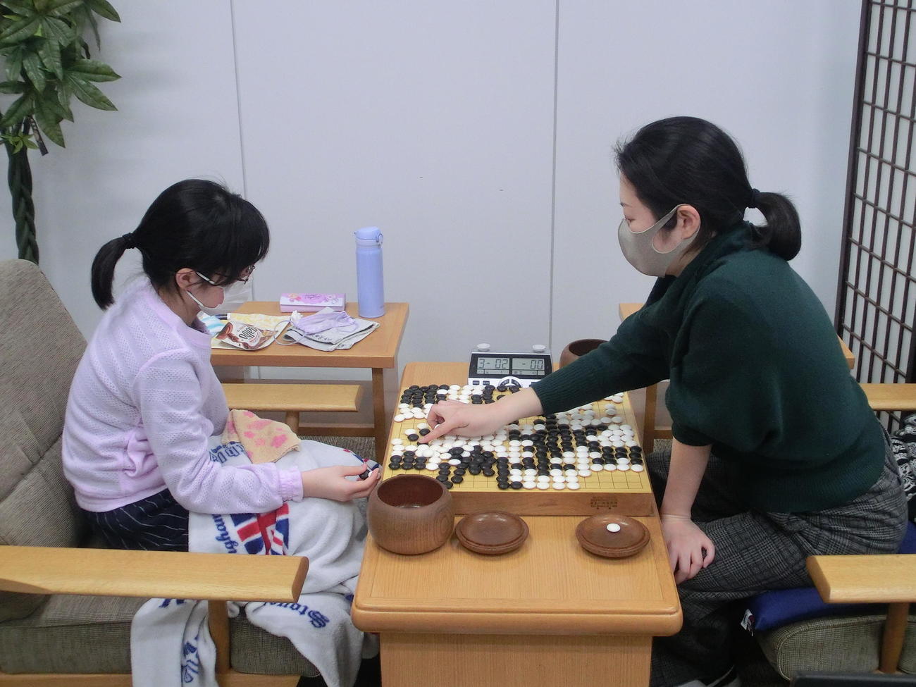 叔母の辰己茜三段（右）と公式戦初対局した仲邑菫初段