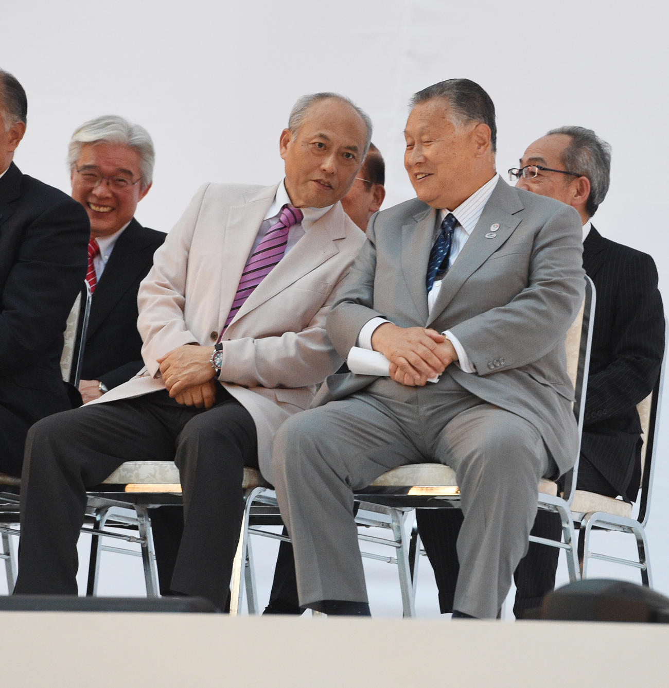 東京五輪のエンブレム発表会で話をする舛添要一都知事と大会組織委員会の森喜朗会長（右）（2015年7月24日撮影）