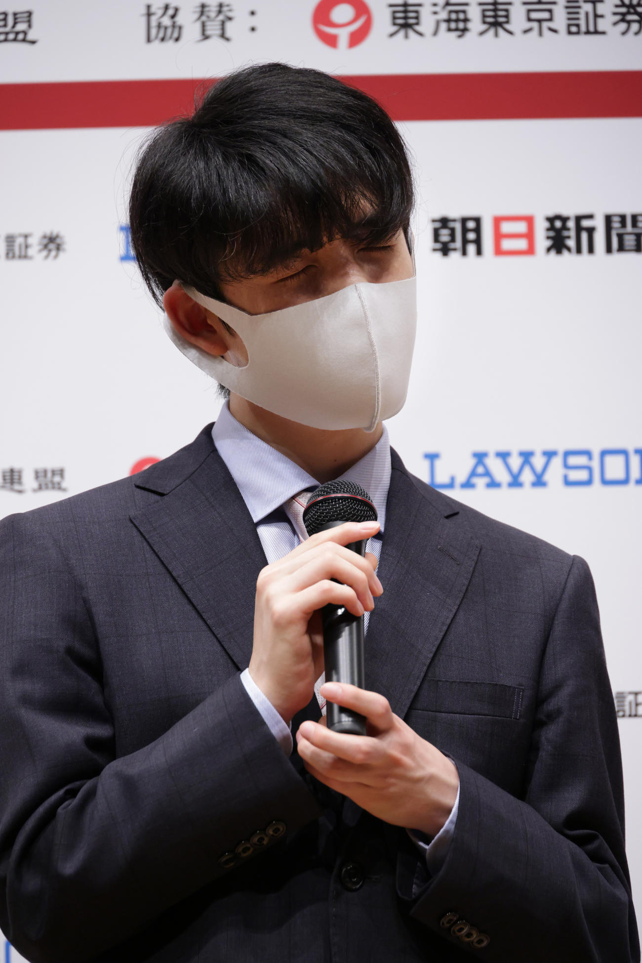 聖火ランナー辞退の理由に関し言葉を選んで答える藤井聡太2冠（撮影・中島郁夫）